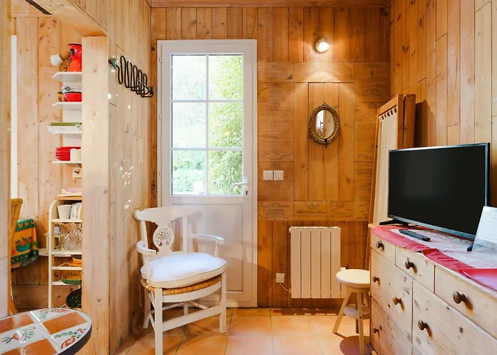 Maisonnette De Charme Au Coeur D'un Domaine Viticole, Pres De La - Narbonne-plage - Fr-1-409-178 빌라 *